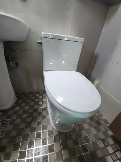 욕실 변기 교체 — 교체를 마친 새 양변기