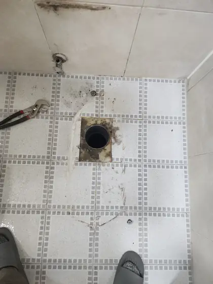 변기 교체 공사 — 변기를 뗀 바닥 배수구