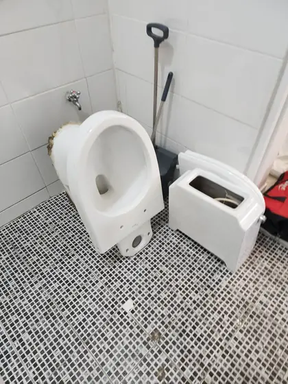 변기 물탱크 누수 수리 — 떼어 낸 기존 변기